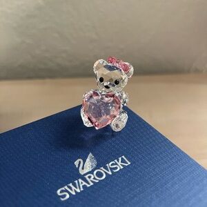 Swarovski Kris bear pink heart collectible figure